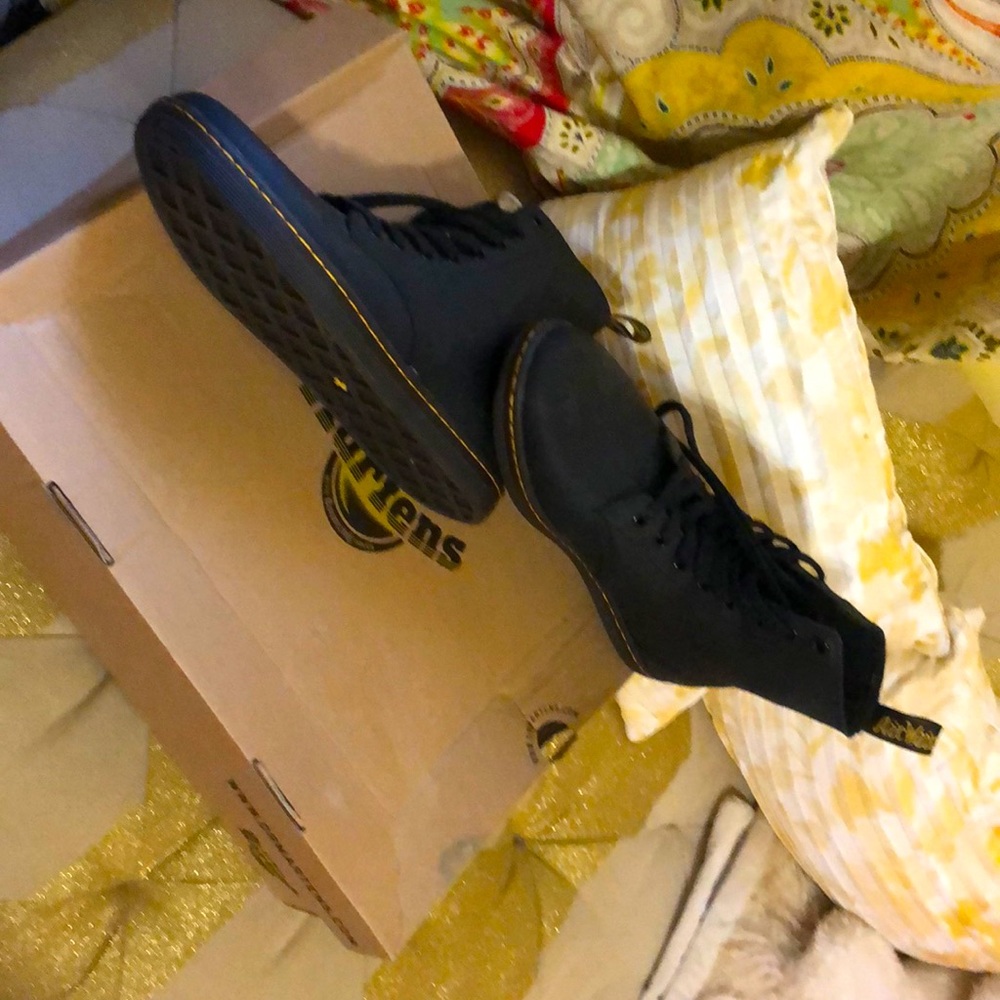 Dr Martens nubuck suede men’s boots. I brought for my son but  did not fit.